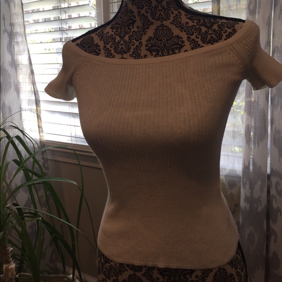 Madewell off the shoulder top. - Picture 4 of 6